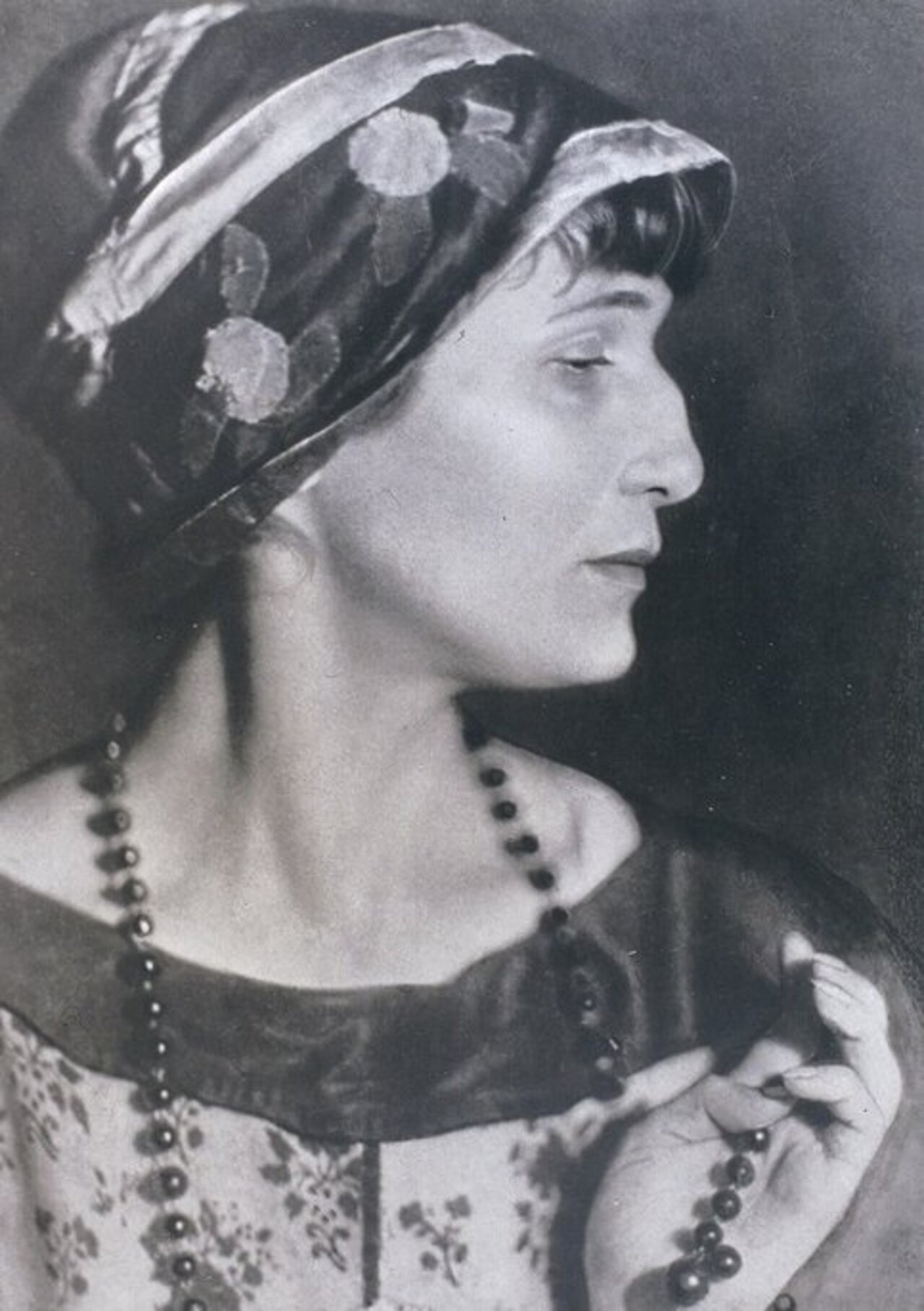 Anna Achmatova Anna Achmatova - OpeRus - La letteratura russa attraverso le opere